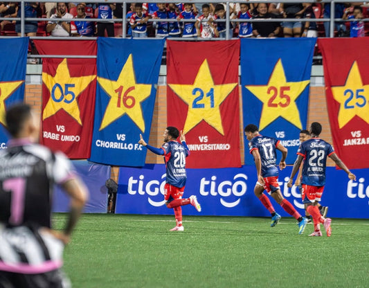 Plaza Amador se queda con el Clásico Nacional en una noche para la historia