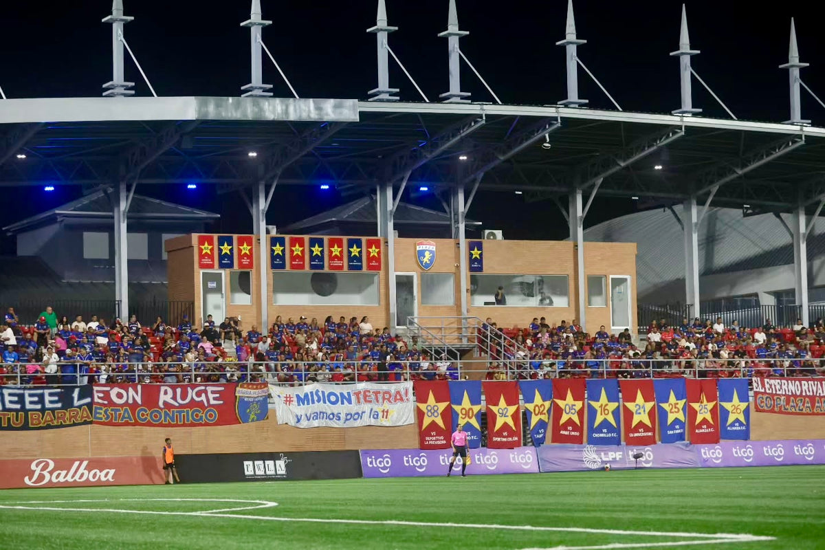 Afición de Plaza Amador en las gradas de COS Sports Plaza